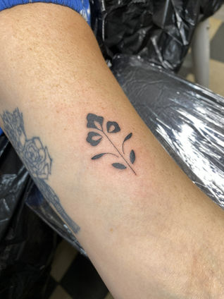 Adorno de linea fina tatuado en el cuerpo. También tatuajes temporales.