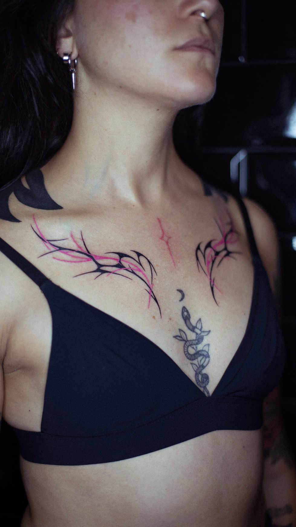 Tatuaje tribal y anime de línea fina y kawaii realizado en Bitácora Tattoo Madrid por Ariadna Such