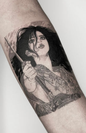 Tatuaje blackwork en negro detallado hecho en Madrid centro en Bitacora tattoo anime y realismo