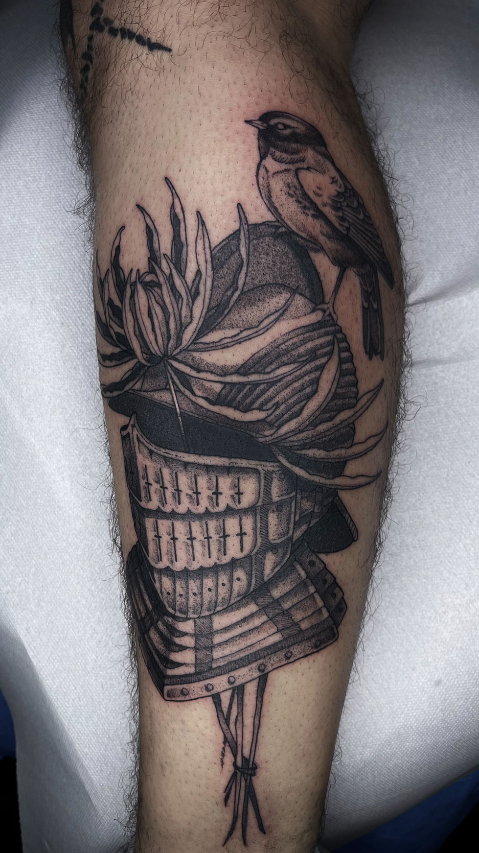 Tatuaje blackwork en negro detallado hecho en Madrid centro en Bitacora tattoo
