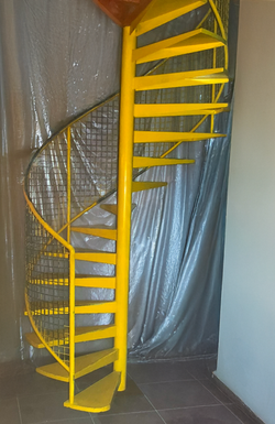 Escalier métal en colimaçon jaune
