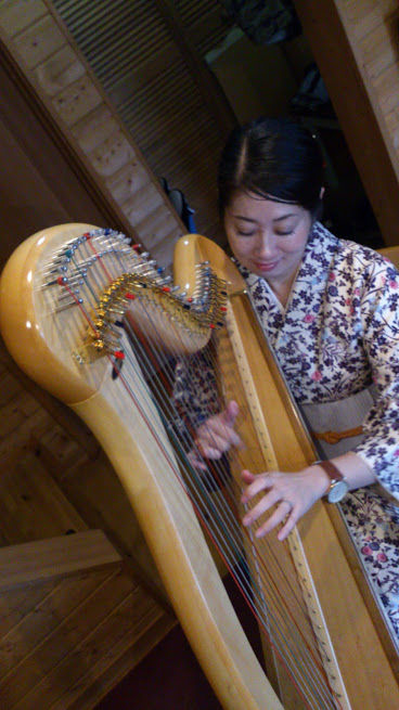 着物でハープ