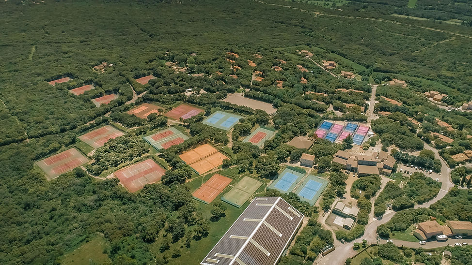 vue de l'academie de tennis HDN Academy ou sont proposé un sport etude tennis et des stages