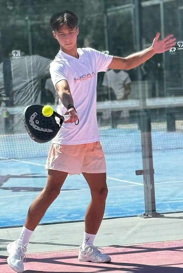 Joueur en sport-études padel en entraînement sur le campus de la HDN Academy