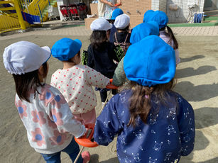 1歳児　あひる・ぺんぎん組　みんなで歩くの楽しいね