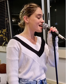 aluna de canto em sala de aula