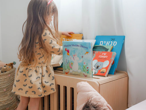 ספרייה לילדים עם מדף תצוגה לספרים