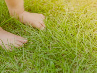 Et si les petits jouaient nu-pieds?