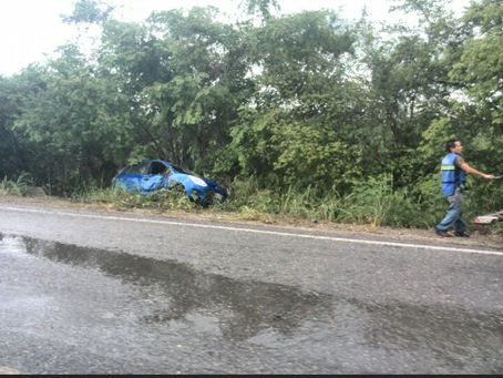 Coche se sale del camino, Carretera Tampico-Valles