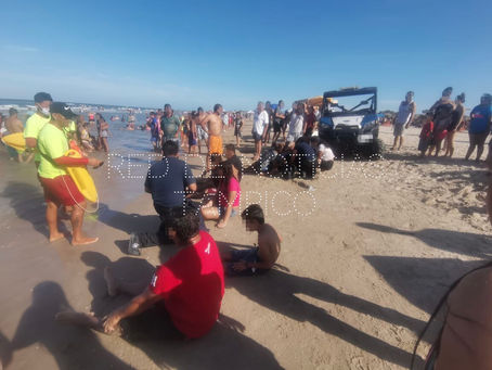 Rescatan a dos que casi de ahogan en Playa Miramar