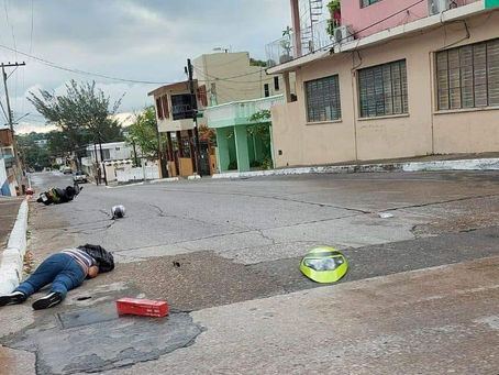 Huye después de derribar a mujer en moto: Dejó la placa tirada