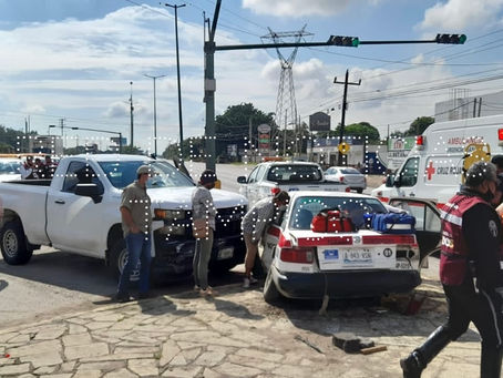 TRES PASAJERAS LESIONADAS 
En fuerte accidente entre carro de ruta y camioneta 
#Altamira #Tam