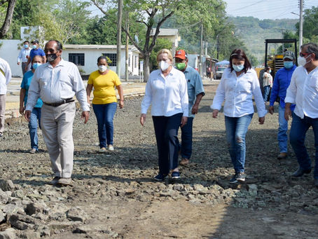 Supervisa Alma Laura Amparán obras de pavimentación en el ejido Esteros