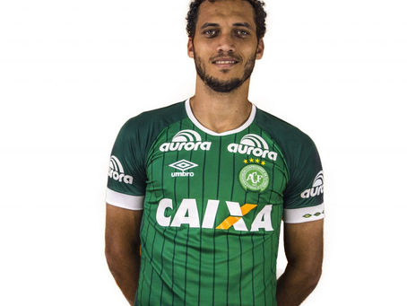 Jugador del Chapecoense abraza a policía que lo rescató