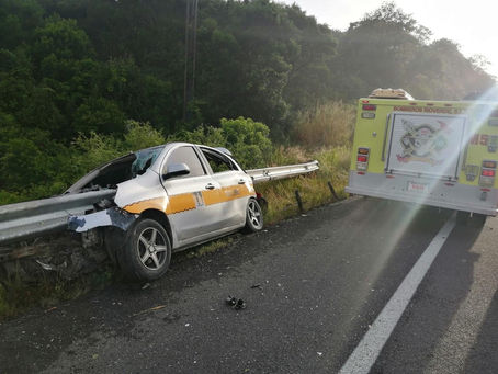 Muere taxista atravesado por barra de contención