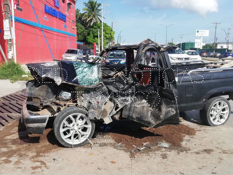 Queda prensado al chocar con autobús Sexta Av.