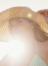 Young-kobieta-w-sun-hat na plaży, -Jupiter, -Florida, -USA