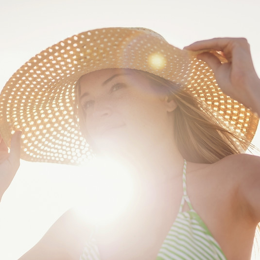 Young-vrouw-in-sun-hat-on-beach, -Jupiter, -Florida, -USA