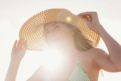 Young-mulher-in-sun-hat-em-praia, -Jupiter, -florida, -EUA