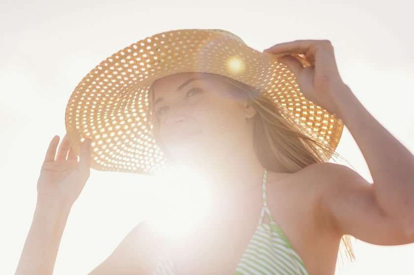 Young-woman-in-sun-hat-on-beach,-Jupiter,-Florida,-USA