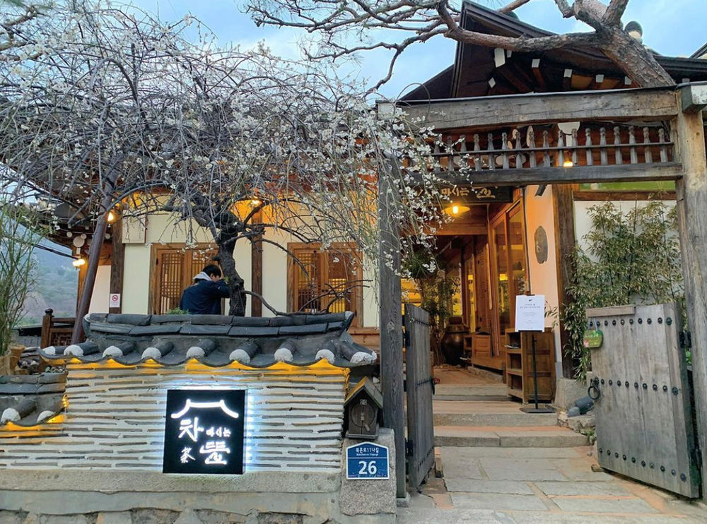 An afternoon visiting Korean traditional tea house.