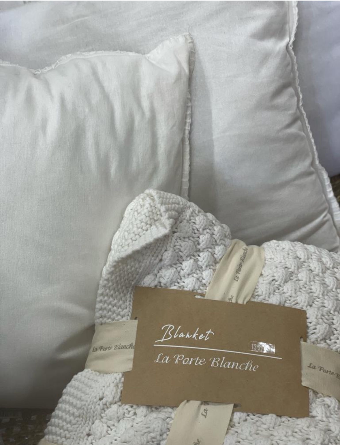 כרית כותנה לבנה 50/50 עם רקמה תל שניים בלבן כולל מילוי