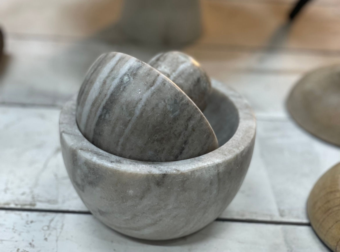 מכתש ועלי שיש אפור