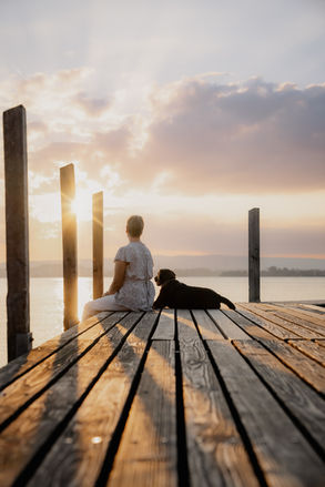 Hundefotografie Zug – Fotoshooting mit Frau und Labrador in der Altstadt