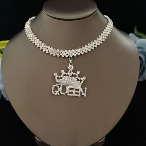 Fashionable and elegant women's pendant necklace QUEEN