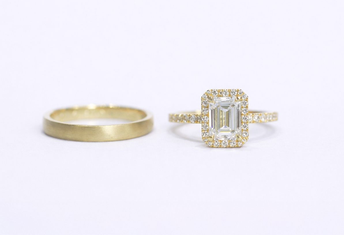 Trouwringen diamant emerald cut - geel goud