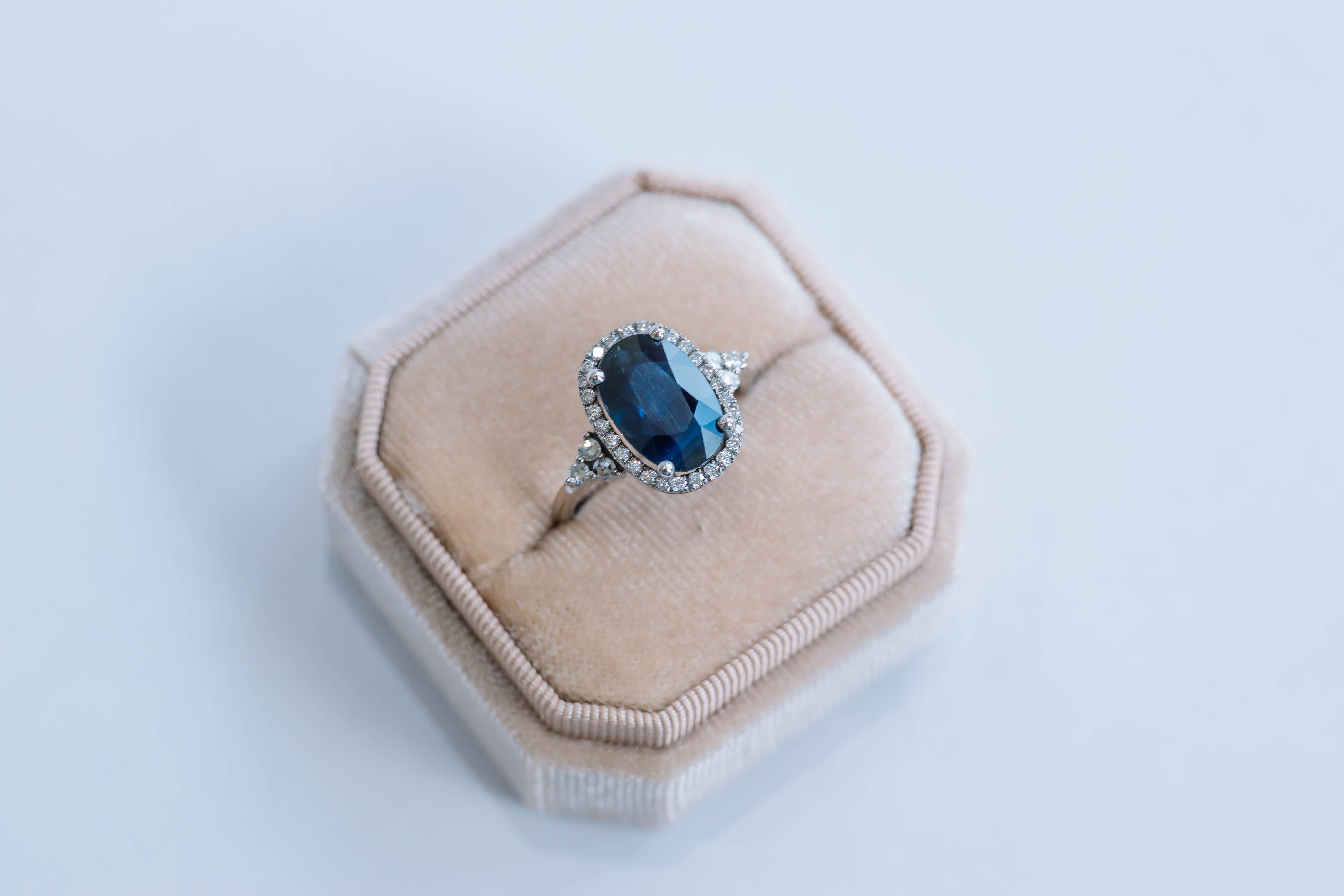 Ring wit goud met saffier en diamant