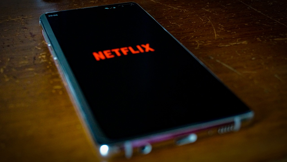 A phone with the Netflix logo, napoleonschwan/pixabay.