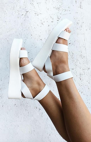 White flatform and platform sandals. Summer 2021 shoe trends.