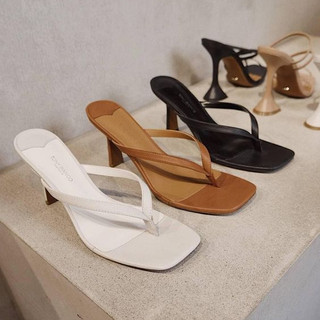 White, brown, and black flip flop heels. White, brown, and black thong Heels. Summer 2021 shoe trends.
