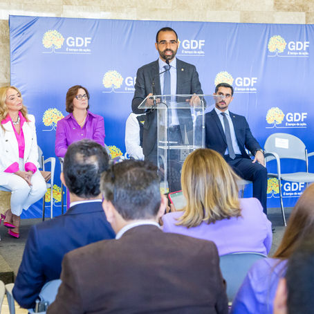 No Palácio do Buriti, deputado Thiago Manzoni discursa sobre a revitalização do Setor Comercial Sul