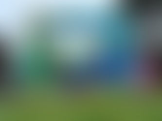 Corredores celebrando na Wine Run Caminhos de Pedra, provando que a festa acontece mesmo com a chuva e o frio da Serra Gaúcha.