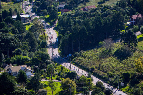 Representação da nova ciclovia apoiada pela Wine Run e CAIXA, promovendo o turismo sustentável e o esporte no Vale dos Vinhedos