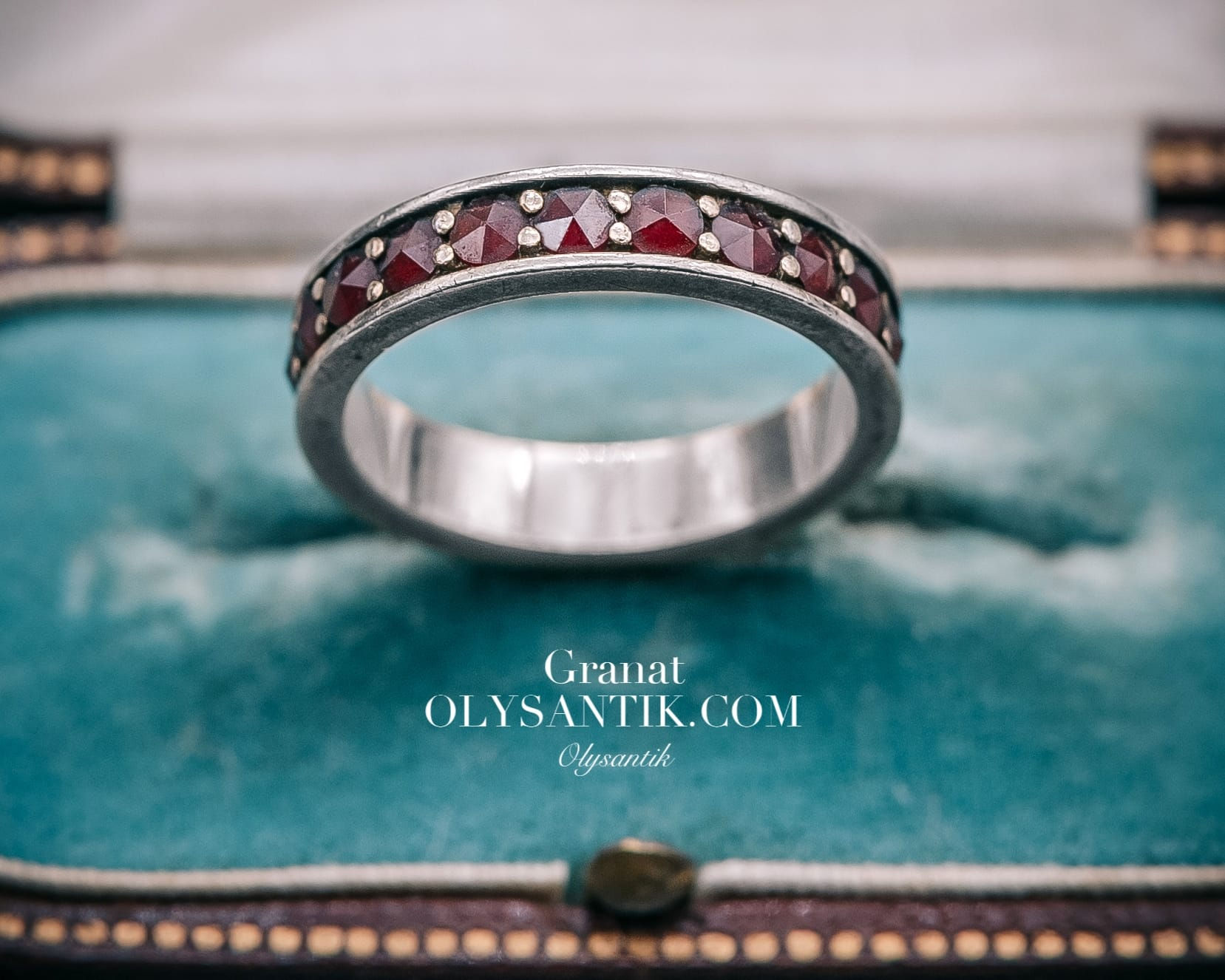 石榴石戒指屬於永恆戒指