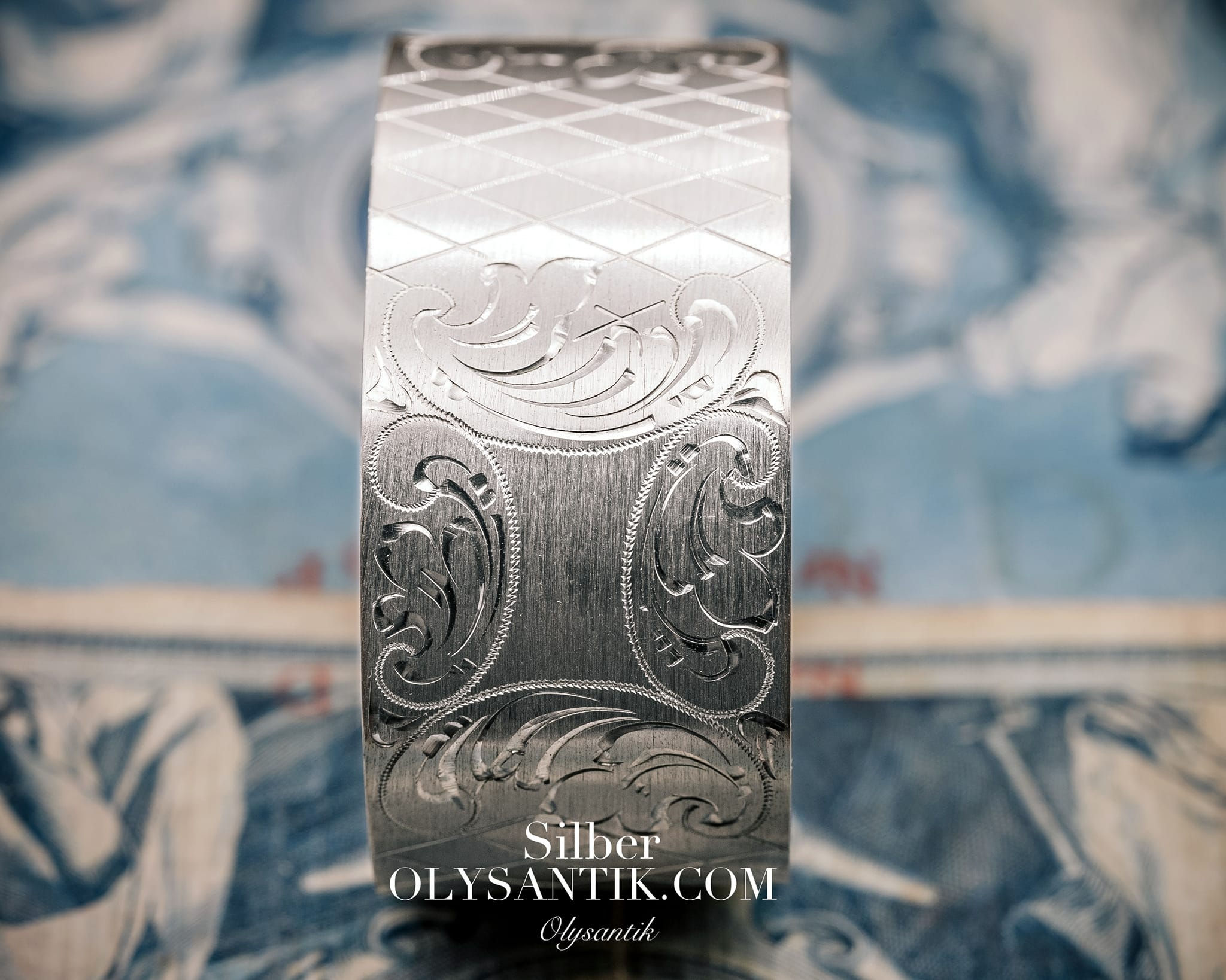 一只800銀材質的寬版手工篆刻手環