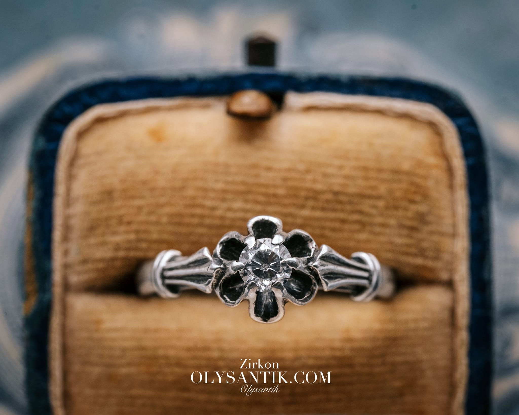 銀光綻放的經典回聲 — 875銀白鋯花瓣戒指