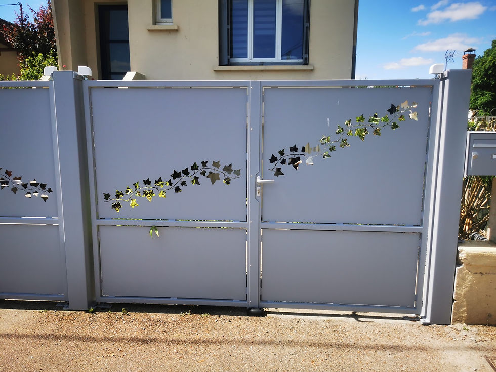 Création d’un ensemble extérieur sur mesure comprenant portail, portillon, brise-vue et boîte aux lettres peints dans la même teinte pour une parfaite cohérence visuelle. Albi