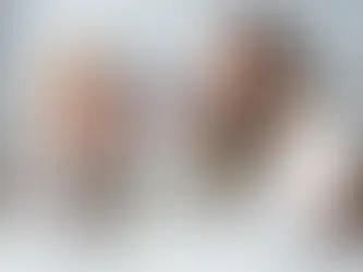 Một người phụ nữ và một trẻ nhỏ đang luyện phát âm bằng bảng chữ cái đầy màu sắc trong một căn phòng sáng sủa, cả hai đều tập trung và hứng thú với hoạt động học. Đây là một hoạt động hỗ trợ phát triển ngôn ngữ cho trẻ mắc ADHD trẻ em.