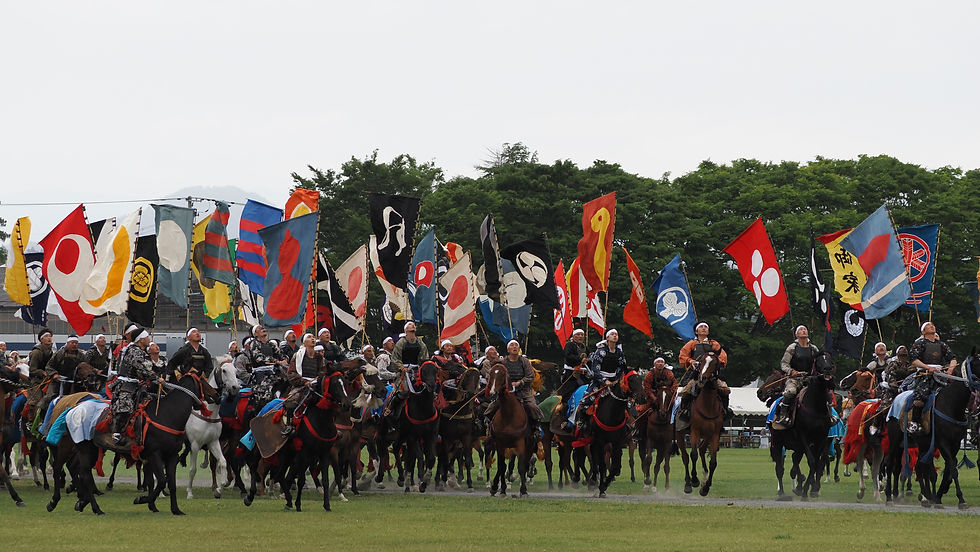 打ち上がる旗を見上げるため、侍全員が上を向きながら馬を動かすという珍光景。