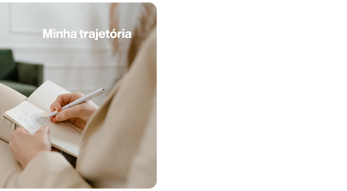 Psicóloga fazendo anotação no consultório de comportamento alimentar