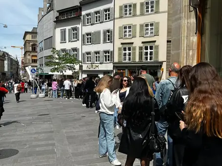 Hunderte stehen Schlange für die süssen Zimtschnecken