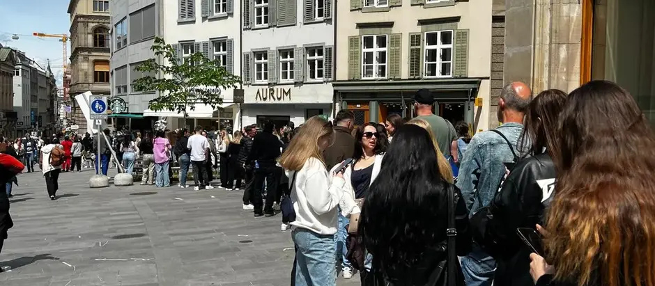 Hunderte stehen Schlange für die süssen Zimtschnecken