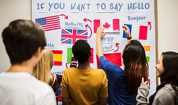jovenes-estudiantes-estudiando-idiomas.webp