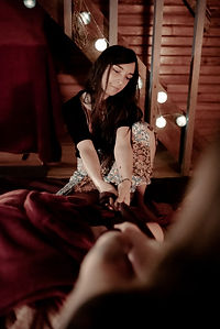 une femme resserre le tissu rebozo pendant un soin