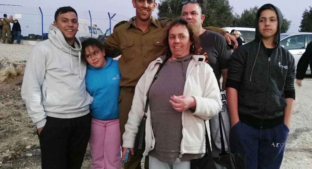 משפחה עם חייל במדים
