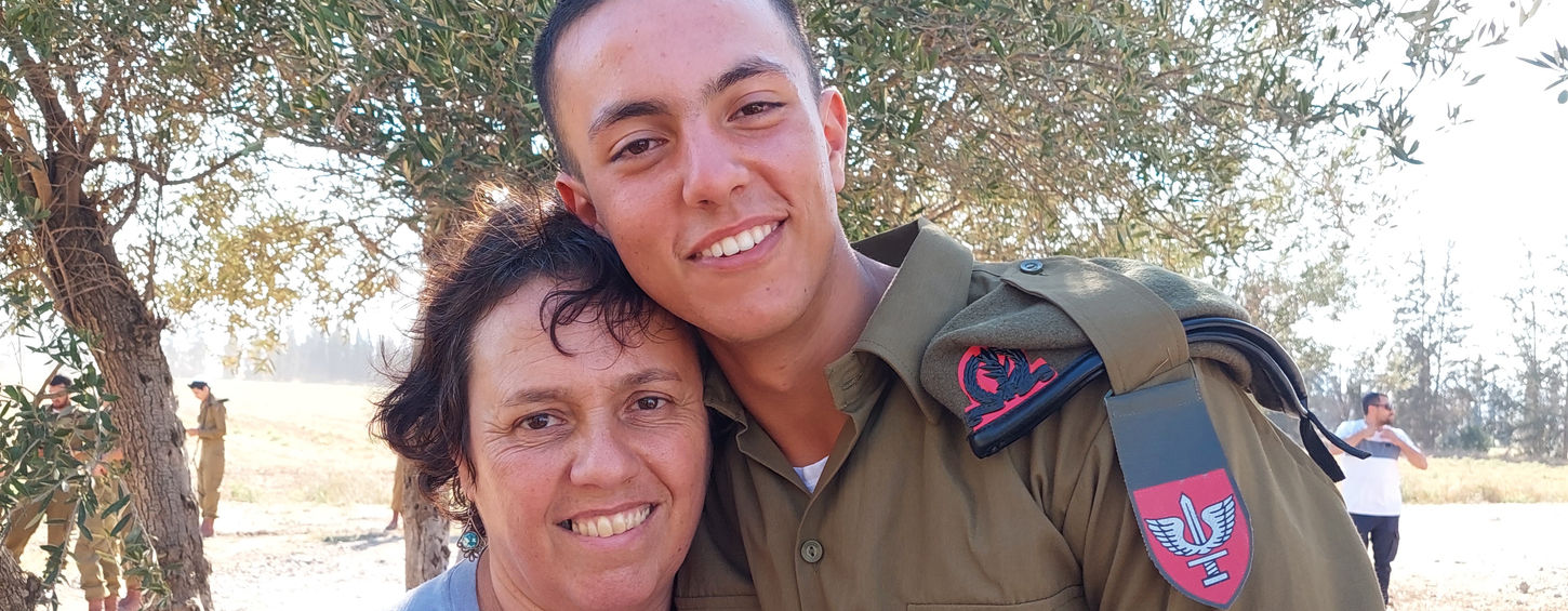 איתי נחמיאס במדי צבא מחבק אישה